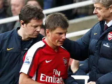 Arsenal's manager Arsene Wenger substitutes Andrei Arshavin against Sunderland during their English Premier League football match at The Emirates Stadium in London, England on February 21, 2009. AFP PHOTO/PAUL ELLIS