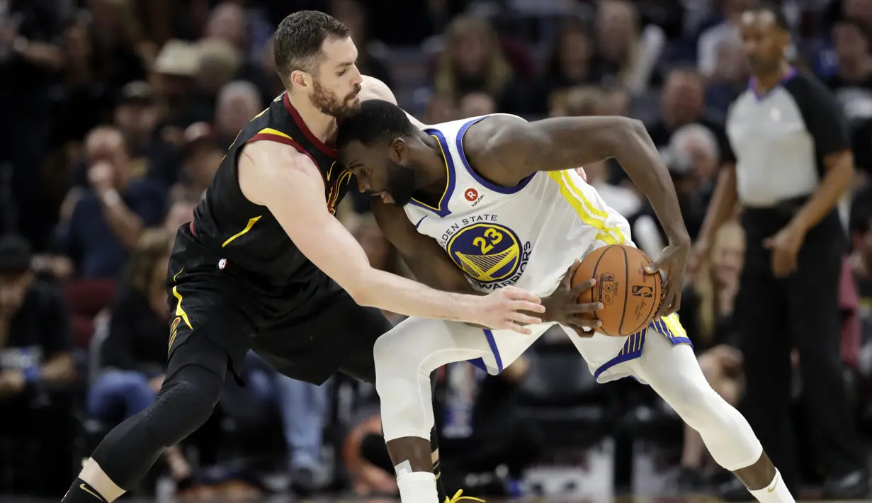 Pebasket Golden State Warriors, Draymond Green, berusaha melewati pebasket Cleveland Cavaliers, Kevin Love, pada final NBA di Quicken Loans Arena, Ohio, Jumat (8/6/2018). Warriors juara setelah menang 4-0 atas Cavaliers. (AFP/Tony Dejak)