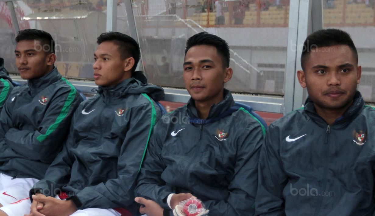 Saddil Ramdani bersama rekan-rekannya siap menyaksikan laga melawan Suriah U-23 pada laga persahabatan di Stadion Wibawa Mukti, Bekasi, Rabu (16/11/2017). Indonesia kalah 2-3. (Bola.com/NIcklas Hanoatubun)