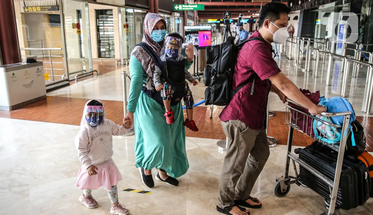 Calon penumpang di Terminal 2 Bandara Soekarno Hatta, Tangerang, Banten, Rabu (10/6/2020). PT Angkasa Pura II selaku pengelola bandara mulai menjalankan skenario protokol penerapan tatanan normal baru mulai dari pemeriksaan kesehatan, penggunaan fasilitas bandara. (Liputan6.com/Faizal Fanani)