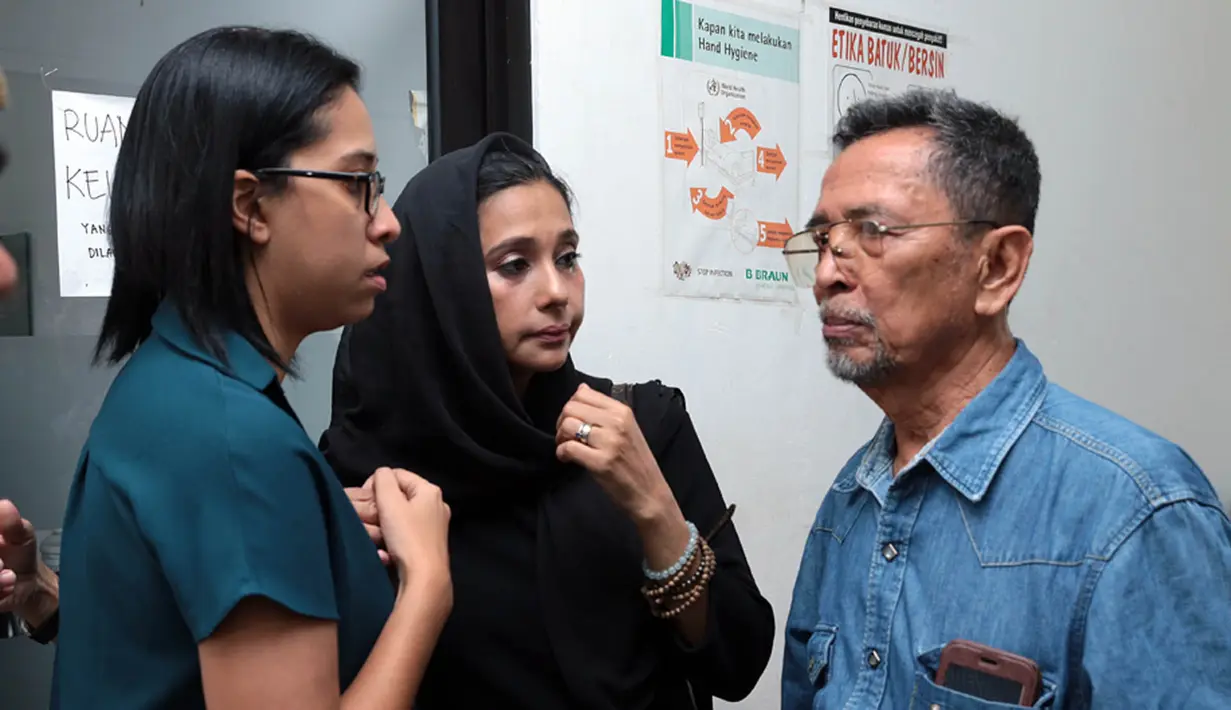 "Stadium pertama, dia gak ke dokter, dia alternatif. Stadium dua juga. Yang ketiga itu dia datang ke teman saya, kiyai. Pak, Yana sakit kanker payudara katanya," kata Nurzaman usai prosesi pemakaman. (Deki Prayoga/Bintang.com)