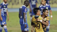 Pemain Mitra Kukar Abdul Gamal dan Yogi Rahadian merayakan kemenangan atas Persib pada leg pertama semi final Piala Presiden di Stadion Aji Imbut, Tenggarong, Minggu (4/10/2015). (Bola.com/Vitalis Yogi Trisna)