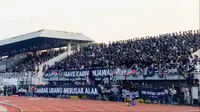 Dua spanduk keprihatinan dan dukungan supporter Jepara terhadap perjuangan aktivis lingkungan hidup Karimunjawa, muncul saat pertandingan derby Persijap Jepara versus Persipa Pati di Stadion Wijaya Kusuma Pati.(Liputan6.com/Arief Pramono)