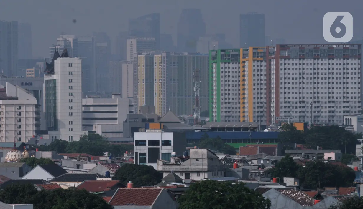 Deretan gedung hunian vertikal, perkantoran, dan permukiman rumah tapak di Jakarta, Minggu (15/12/2019). Kementerian Pekerjaan Umum dan Perumahan Rakyat (PUPR) berencana menyiapkan hunian berbiaya murah di pusat kota bagi kaum milenial berkonsep bangunan vertikal. (merdeka.com/Iqbal Nugroho)