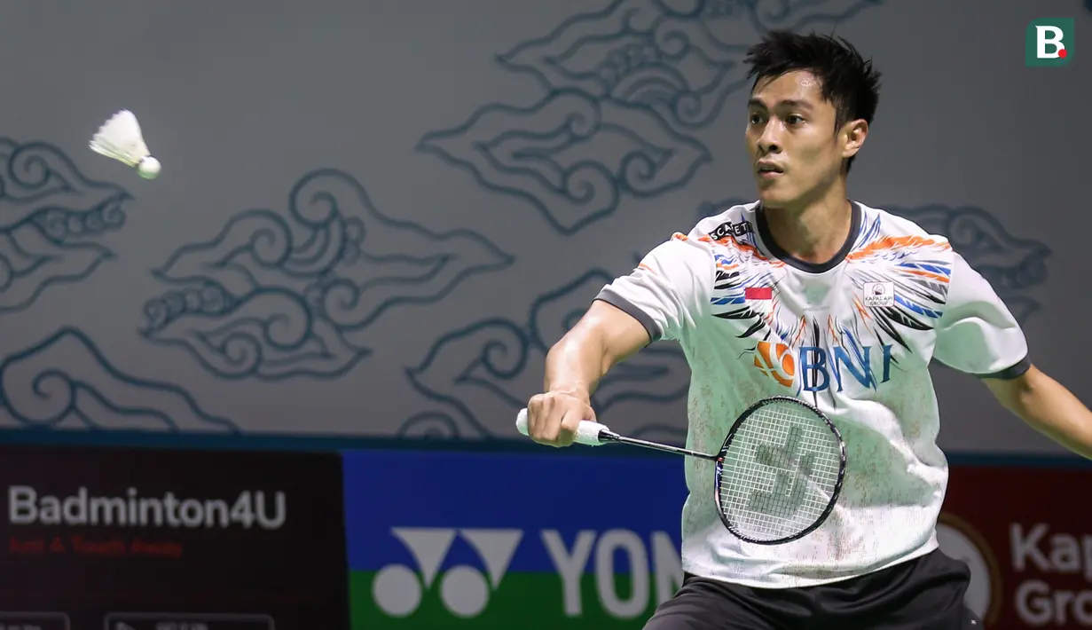 Shesar Hiren Rhustavito, tunggal putra peringkat 12 BWF juga tersingkir di babak pertama dari tunggal putra Hong Kong, NG Ka Long Angus yang berperingkat 12 BWF dengan rubber game 17-21, 21-11 dan 16-21. (Bola.com/Bagaskara Lazuardi)