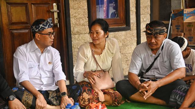 Menteri Perhubungan Budi Karya Sumadi mengunjungi keluarga Almarhum (alm). Putu Satria Ananta Rustika di Klungkung, Bali, Kamis (9/5/2204).  (Foto: Kementerian Perhubungan)