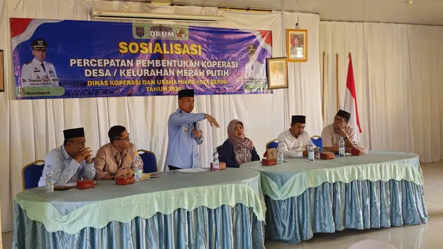 Wali Kota Depok, Supian Suri saat mensosialisasikan Koperasi Merah Putih di kantor Kecamatan Sawangan, Depok.