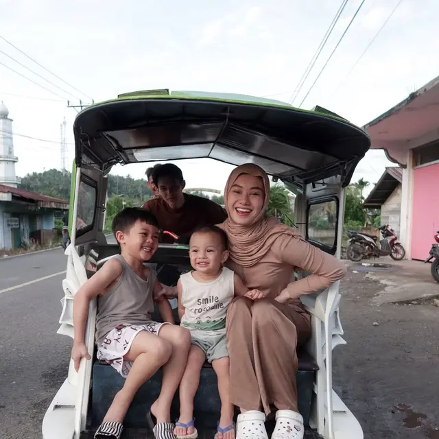 6 Potret Kegiatan Rey Mbayang di Kampung Halaman, Mudik Lebaran Bareng Anak dan Istri