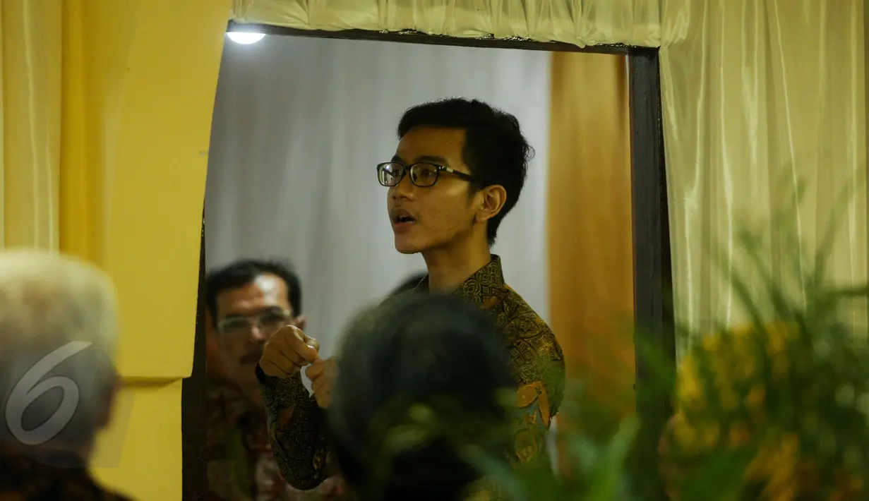 Gibran Rakabuming Raka saat tiba di kediaman calon mempelai wanita, Selvi Ananda, Jawa Tengah, Selasa (9/6/2015). Jokowi bersama keluarga akan melakukan lamaran kepada keluarga Selvi Ananda. (Liputan6.com/Faizal Fanani)