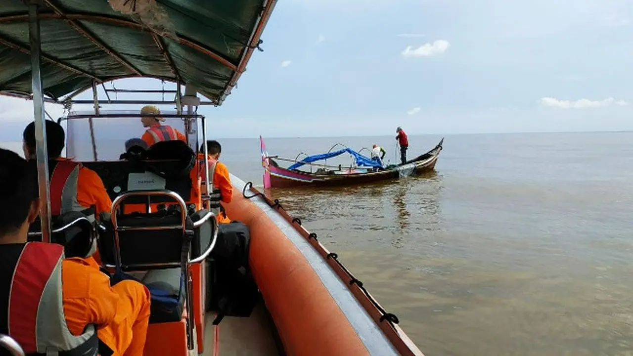 BPBD dan Basarnas mencari nelayan tersambar petir di Kecamatan Tanah Merah, Indragiri Hilir.