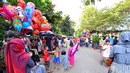 Suasana Kampung Budaya Betawi saat Lebaran hari kedua, Sabtu (18/7/2015). Kampung ini menghadirkan beragam pagelaran seni dan aneka permainan yang baik untuk edukasi keluarga. (Liputan6.com/Yoppy Renato)