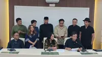 Ahmad Dhani, Piyu Padi Rebor, Posan Tobing, Rieka Roeslan, Badai, Yovie Widianto, Dee Lestari, Dhenng Chasmala, Pika Iskandar dan Shandy Canester di Gedung Kemenkumham, Kawasan Kuningan, Jakarta Selatan, Selasa (18/4/2023). (Dok. Via M. Altaf Jauhar)