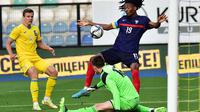 Pemain Timnas Prancis U-21, Kephren Thuram berhadapan dengan kiper Ukraina Anatolili Trubin, saat hendak mencetak gol dalam laga Grup H Kualifikasi Euro U-21 di Esenyurt Necmi Kadioglu Stadium, Istanbul, 9 Juni 2022. (Yasin AKGUL / AFP)
