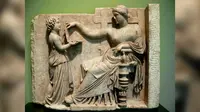 Sebuah patung dari Yunani kuno menggambarkan seorang wanita memegang alat yang sangat mirip dengan laptop di era modern.