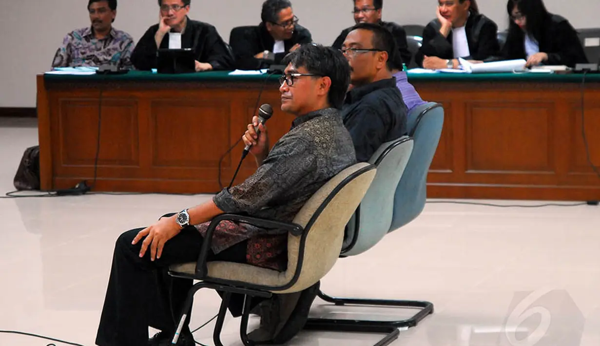 Penyesalan adik Andi Mallarangeng ini terkait tidak melaporkan uang pemberian Karo Perencanaan di Kemenpora, Dedy Kusnidar dan Staf khusus Menpora, Fahrudin, pada 2010 lalu, Senin (19/5/14). (Liputan6.com/Miftahul Hayat)