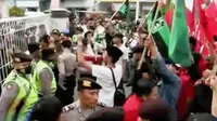 Himpunan Mahasiswa Islam (HMI) terlibat bentrok dengan ratusan mahasiswa Universitas Islam Syekh Yusuf (UNIS) Kota Tangerang, Banten. (Liputan 6 SCTV)
