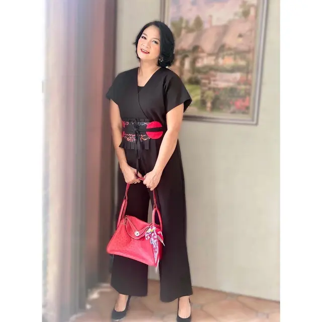 5 Potret Gaya Dian Nitami, Tetap Awet Muda di Usia 50