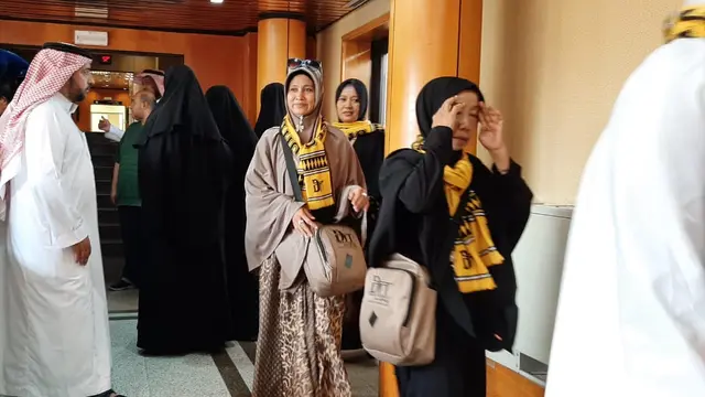 Pengunjung mendapatkan Alquran gratis usai melihat langsung Percetakan Alquran Majma Malik Fahd Li Thibaah Mushaf Syarif di Madinah.  MCH 2019