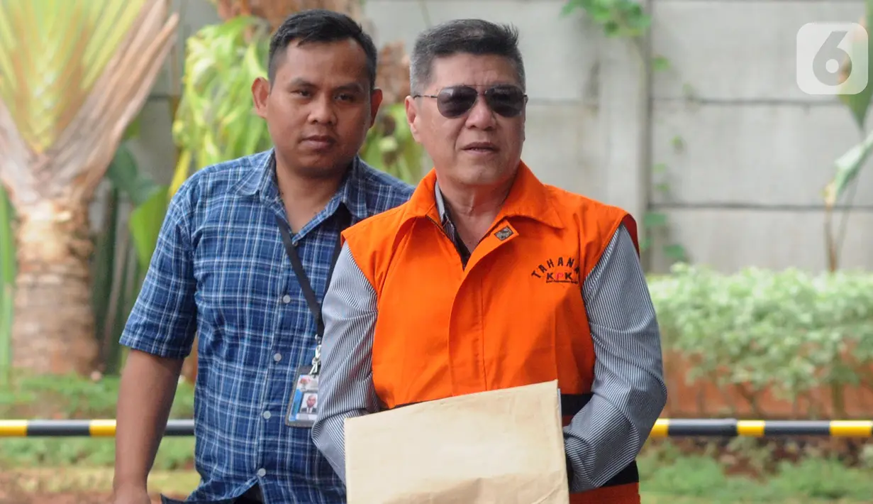 Pengusaha Kock Meng tiba untuk pemeriksaan di Gedung KPK, Jakarta, Kamis (17/10/2019). Penyuap Gubernur Kepri nonaktif Nurdin Basirun itu diperiksa sebagai tersangka perkara suap Penerbitan Perda Zonasi Wilayah Pesisir dan Pulau-Pulau Kecil di Kepulauan Riau tahun 2019. (merdeka.com/Dwi Narwoko)