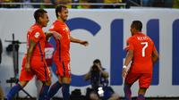 Gelandang Cile, Jose Pedro Fuenzalida (tengah) merayakan golnya ke gawang Kolombia, bersama rekan-rekannya. Cile unggul 2-0 pada partai yang berlangsung di stadion Soldier Field, Chicago, AS, Kamis (22/6/2016) pagi WIB. Pada partai final, Cile bersua Arge