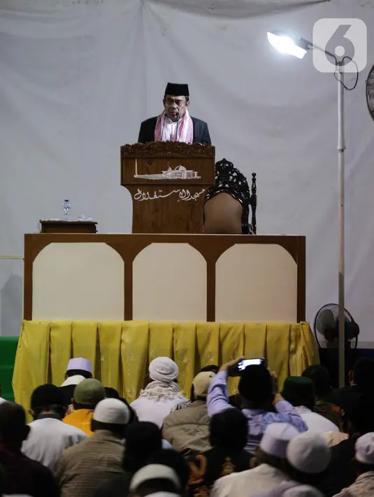 Menteri Agama Fachrul Razi saat memberikan ceramah dalam salat Jumat di Masjid Istiqlal, Jakarta, Jumat (1/11/2019). Menag Fachrul Razi memberikan ceramah dengan tema persatuan 'Merajut Persatuan dan Kesatuan'. (Liputan6.com/ Faizal Fanani)