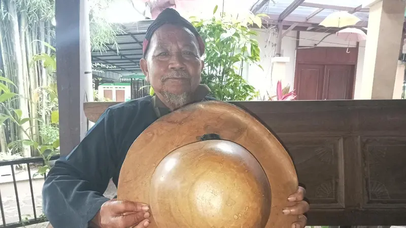 Mbah Sugiyarno (76), warga Desa Semanggi, Kecamatan Jepon, Kabupaten Blora, Jawa Tengah. (Liputan6.com/Ahmad Adirin)