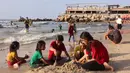 Tempat wisata tersebut selalu dipadati pengunjung dari berbagai kalangan, mulai anak muda hingga keluarga, sehingga pada saat ramai pengunjung, pantai Gaza nampak seperti sedang mengadakan suatu festival. (Omar AL-QATTAA/AFP)