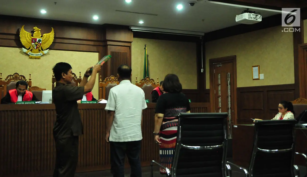 Pengacara Elza Syarief (kanan) disumpah saat menjadi saksi pada sidang lanjutan dugaan pemberian keterangan palsu dalam sidang kasus KTP Elektronik dengan terdakwa Miryam S Haryani di Pengadilan Tipikor, Jakarta, Senin (21/8). (Liputan6.com/Helmi Afandi)