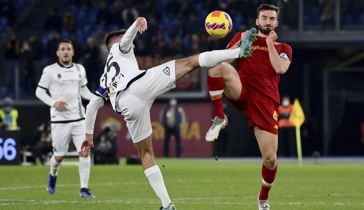 Setelah tertinggal dua gol, Spezia jadi lebih rajin melancarkan serangan ketimbang Roma. Beberapa peluang bisa didapatkan, namun tak satupun yang berhasil menggetarkan jala gawang tuan rumah. (Alfredo Falcone/LaPresse via AP)