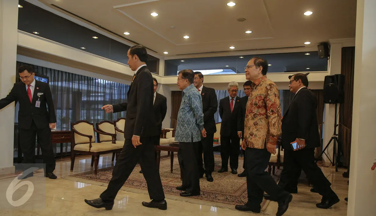  Presiden Jokowi berjalan usai memberi keterangan pers di Bandara Halim Perdana Kusuma, Jakarta, Sabtu (24/10/2015). Tujuan utama Jokowi adalah meningkatkan hubungan bilateral, terutama investasi dan perdagangan. (Liputran6.com/Faizal Fanani)