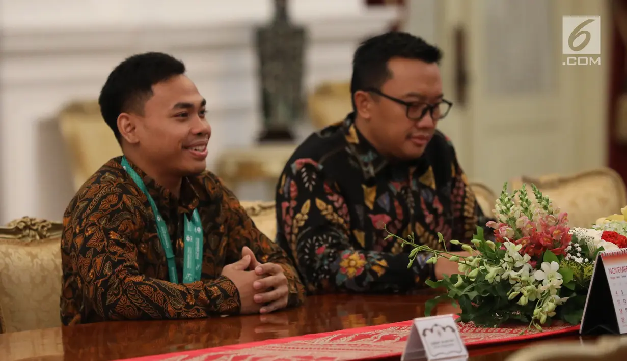 Menpora Imam Nahrawi dan Lifter Eko Yuli Irawan saat berbincang dengan Presiden Joko Widodo Istana Merdeka, Jakarta, Kamis (8/11). Jokowi mengapresiasi prestasi Eko Yuli yang berhasil meraih medali emas di nomor 61 kg. (Liputan6.com/Angga Yuniar)