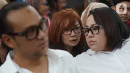 Seorang wanita berbincang dengan komedian Tri Retno Prayudati atau Nunung (kanan) saat sidang penyalahgunaan narkotika di PN Jakarta Selatan, Rabu (6/11/2019). Sidang pembacaan tuntutan terhadap Nunung dan suaminya July Jan Sambiran ditunda hingga 13 November 2019. (Liputan6.com/Immanuel Antonius)