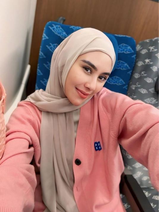 Dalam unggahan di akun Instagram, Syahnaz Sadiqah memang lebih sering terlihat tampil dengan pashmina. Ia pun memilih model hijab yang cukup simpel untuk dipakai sehari-hari.(Liputan6.com/IG/@syahnazs)