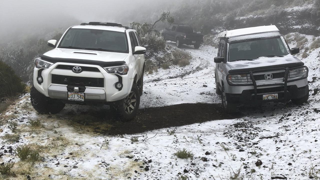 Sebuah peristiwa langka, hujan salju jatuh di Pulau Maui, Hawaii, pada Senin 11 Februari 2019 (AP/Lance Endo)