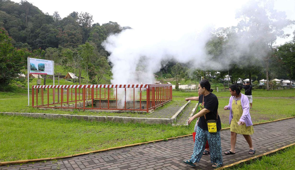 Dalam beberapa waktu terakhir, kawasan ini ramai oleh wisatawan yang datang bersama teman maupun keluarga. Tampak dalam foto, pengunjung menikmati suasana Kawah Kamojang di Kabupaten Garut, Jawa Barat. (Kapanlagi.com/Budy Santoso)