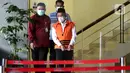 Bupati Hulu Sungai Utara (HSU), Abdul Wahid (kanan) sesaat sebelum rilis penetapan dan penahanan tersangka di Gedung KPK, Jakarta, Kamis (18/11/2021). Abdul Wahid merupakan tersangka suap dan gratifikasi pengadaan barang dan jasa di Kab Hulu Sungai Utara 2021-2022. (Liputan6.com/Helmi Fithriansyah)