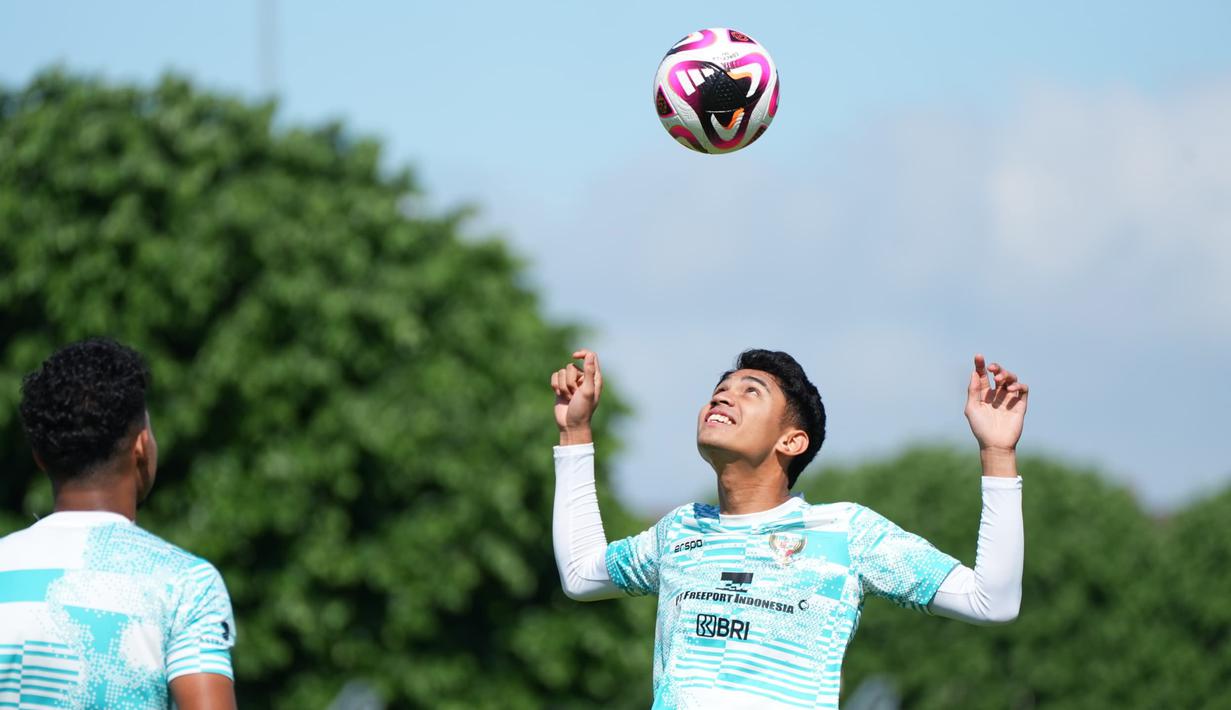 Pemain Timnas Indonesia U-23, Marselino Ferdinan mengontrol bola saat berlatih untuk persiapan laga Play-off melawan Guinea di Stade Leo Lagrange, Paris, Prancis, Rabu (08/05/2024) waktu setempat. (Dok. PSSI)