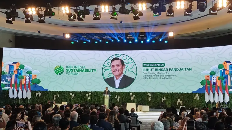 Menteri Koordinator bidang Kemaritiman dan Investasi Luhut Binsar Pandjaitan membuka Indonesia Sustainability Forum (ISF) 2023 di Park Hyatt, Jakarta, Kamis (7/9/2023). (Arief/Liputan6.com)