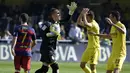 Kiper Villarreal, Sergio Asenjo, memberikan arahan kepada rekannya saat laga La Liga Spanyol melawan Barcelona di Stadion El Madrigal, Vila-real, Minggu (20/3/2016). Kedua tim bermain imbang 2-2. (AFP/Jose Jordan)