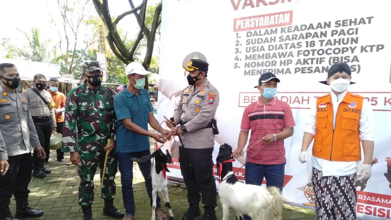 Vaksinasi massa di Trenggalek berhadiah kambing. (Dian Kurniawan/Liputan6.com)
