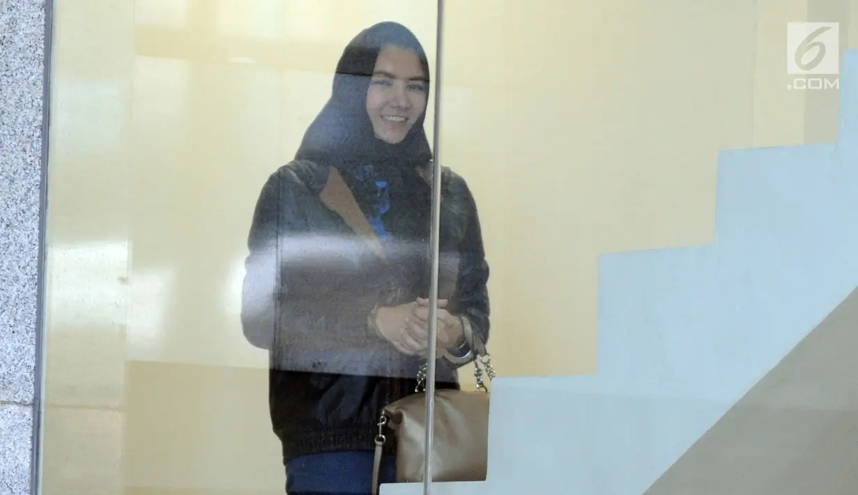 Terpidana kasus suap pemberian izin lokasi perkebunan di Kutai Kartanegara, Rita Widyasari tiba untuk menjalani pemeriksaan di Gedung KPK, Jakarta, Rabu (3/7/2019). Mantan Bupati Kutai Kartanegara itu diperiksa terkait kasus Tindak Pidana Pencucian Uang (TPPU). (merdeka.com/Dwi Narwoko)
