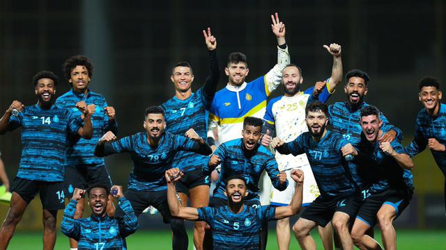 Foto: Momen Bahagia Ronaldo dan Keluarga Baru di Al Nassr, Potong Kue Bareng saat Latihan