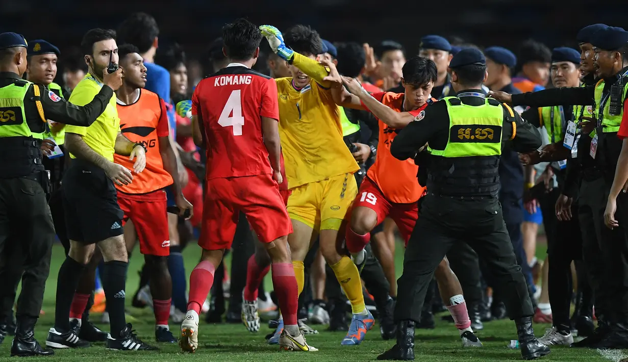 Kiper Timnas Thailand U-22, Soponwit Rakyart (tengah kanan) bersitegang dengan pemain Timnas Indonesia U-22 pada laga final sepak bola SEA Games 2023 yang berlangsung di Olympic Stadium, Phnom Penh, Kamboja, Selasa (16/05/2023). (AFP/Mohd Rasfan)