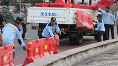Petugas Dinas Perhubungan menata pembatas jalan untuk menutup sejumlah titik di kawasan Bundaran HI, Jakarta, (31/12). Gubernur DKI Jakarta Basuki Tjahaja Purnama mengatakan perayaan tahun baru akan dibagi dibeberapa wilayah. (Liputan6.com/Angga Yuniar)