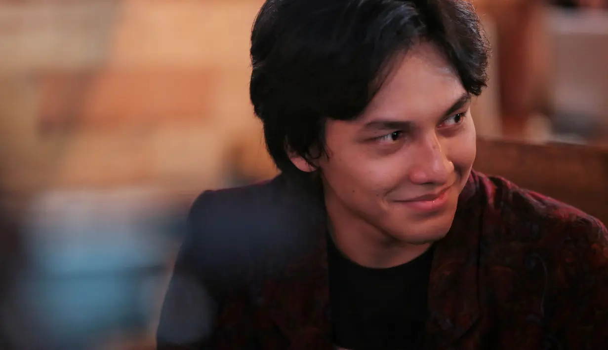 Berhadapan dengan mobil kuno yang lebih tua darinya itu, remaja 18 tahun itu juga sempat kagok. Saat syuting film tersebut, ia juga pernah malu lantaran mobil kuno itu mogok ditengah keramaian bundaran HI. (Adrian Putra/Bintang.com)