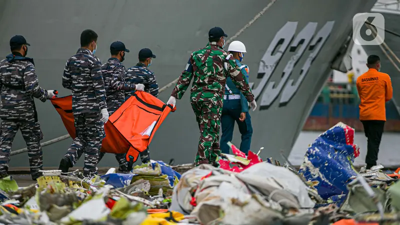 FOTO: Operasi Pencarian dan Evakuasi Pesawat Sriwijaya Air SJ 182 Kembali Diperpanjang