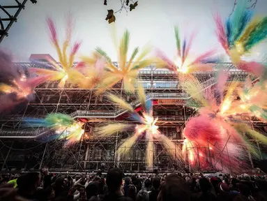 Foto ini menampilkan pertunjukan kembang api berjudul “Le Dernier Carnaval” (The Last Carnival), yang disutradarai oleh seniman Cai Guo-Qiang, dengan bantuan kecerdasan buatan (Artificial Intelligence - AI), di Centre Pompidou, Beaubourg, untuk menandai penutupan gedung tersebut selama proyek renovasi lima tahun, di Paris. Prancis pada 22 Oktober 2025. (Thibaud MORITZ/AFP)