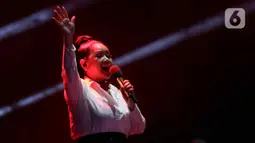 Dalam penampilannya, Vina Panduwinata menyanyikan sejumlah lagu, diantaranya Di Dadaku Ada Kamu dan Dia. (Liputan6.com/Herman Zakharia)