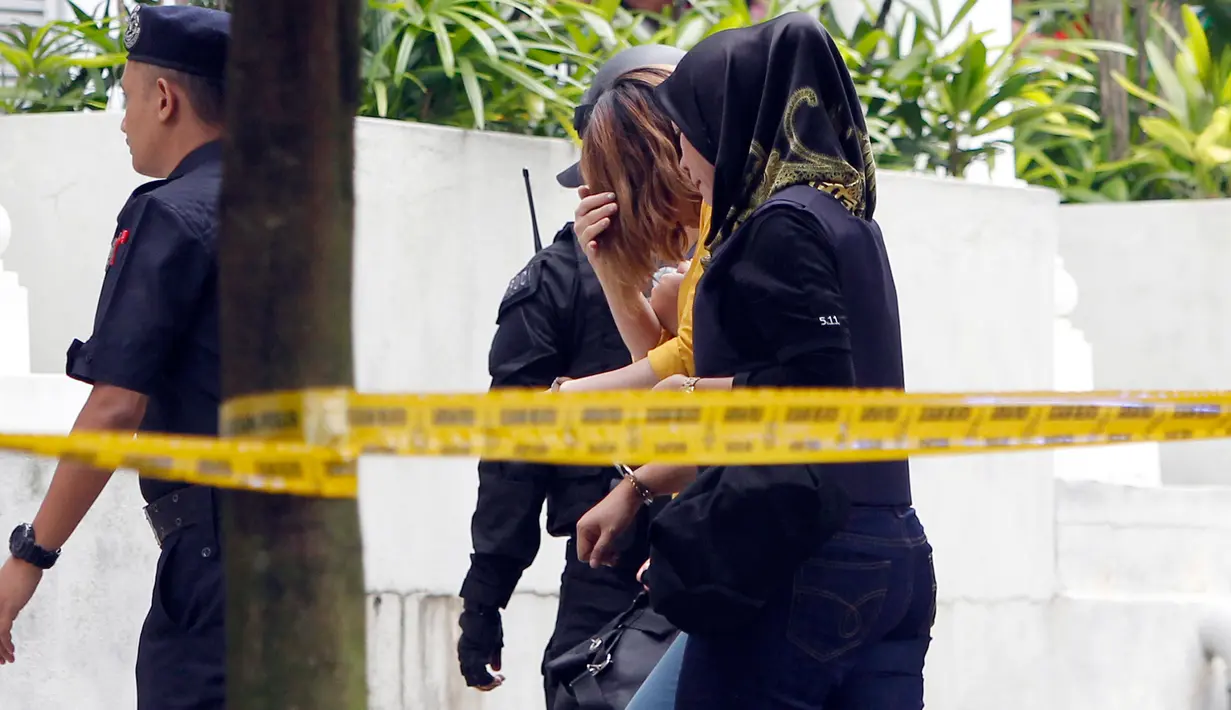 Doan Thi Huong (28), WN Vietnam tersangka pembunuhan Kim Jong-nam, menutupi wajah setibanya di Pengadilan Sepang, Malaysia, Rabu (1/3). Doan Thi Huong bersama Siti Aisyah asal Indonesia tiba di pengadilan untuk mendengarkan dakwaan. (AP Photo/Daniel Chan)