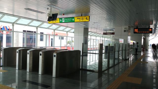 Mengintip LRT Jakarta yang siap beropersi pada Maret 2019, Senin (25/2/2019). (Bawono/Liputan6.com)